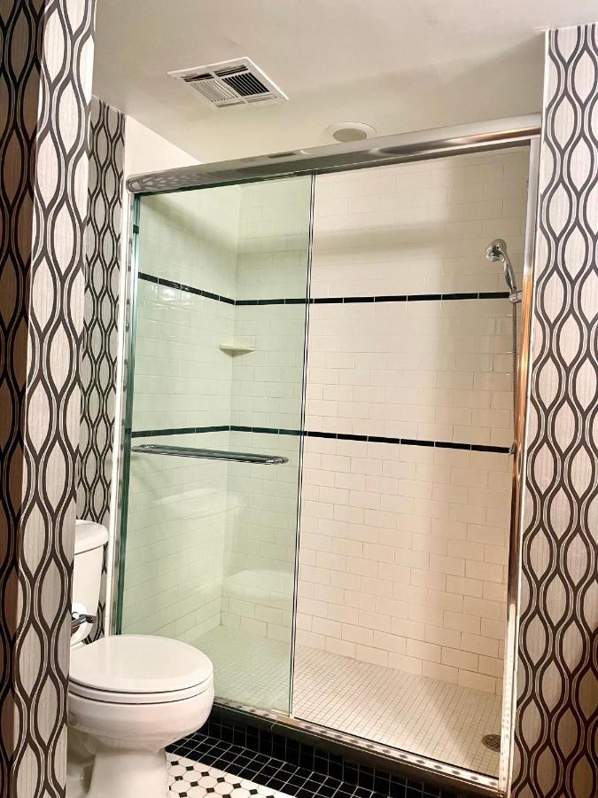 Park Manor Hotel كليفتون بارك المظهر الخارجي الصورة A shower door