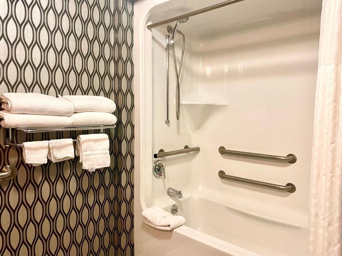 Park Manor Hotel كليفتون بارك المظهر الخارجي الصورة A shower with grab bars