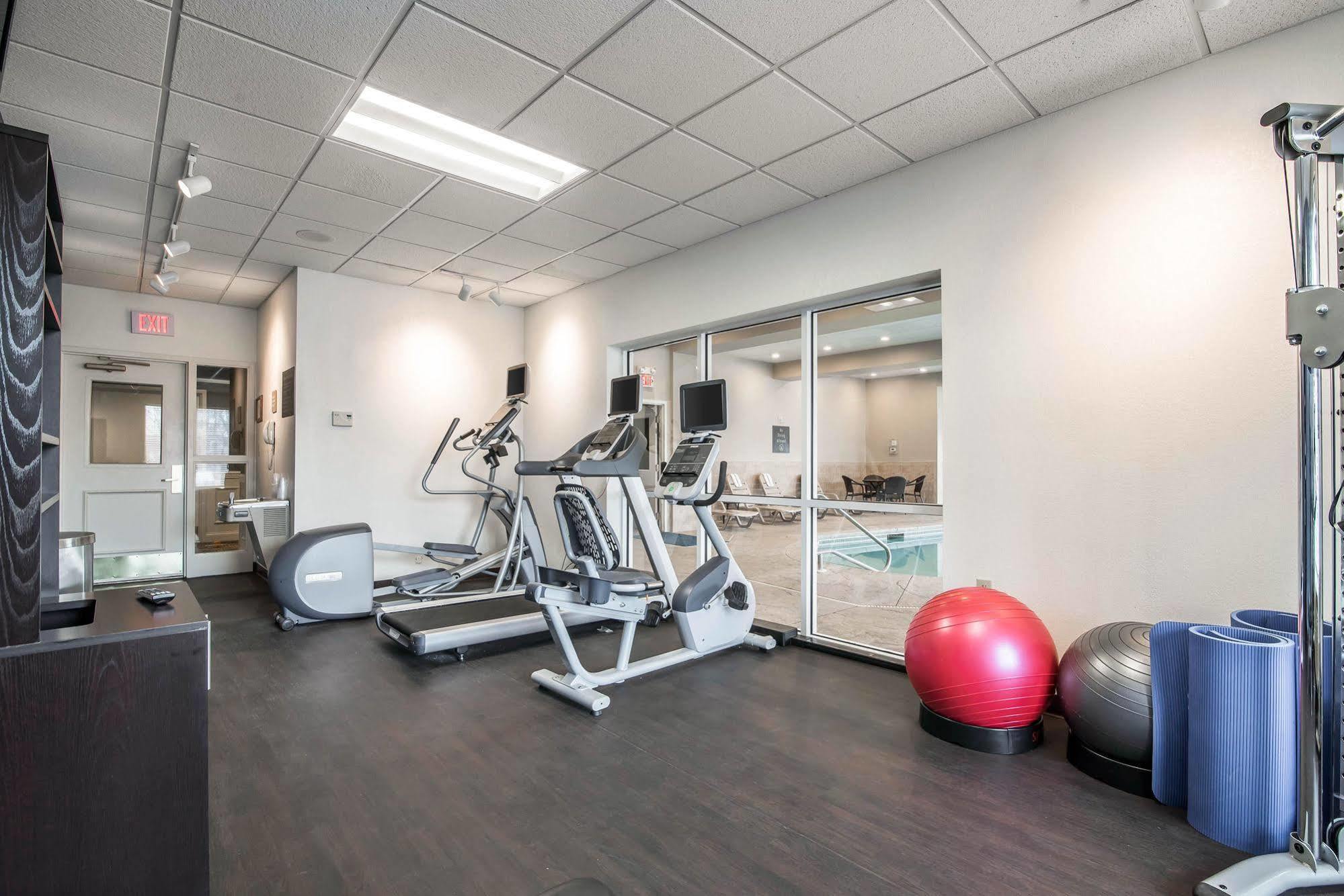 Park Manor Hotel كليفتون بارك المظهر الخارجي الصورة The fitness center at the 100 North Main Street location